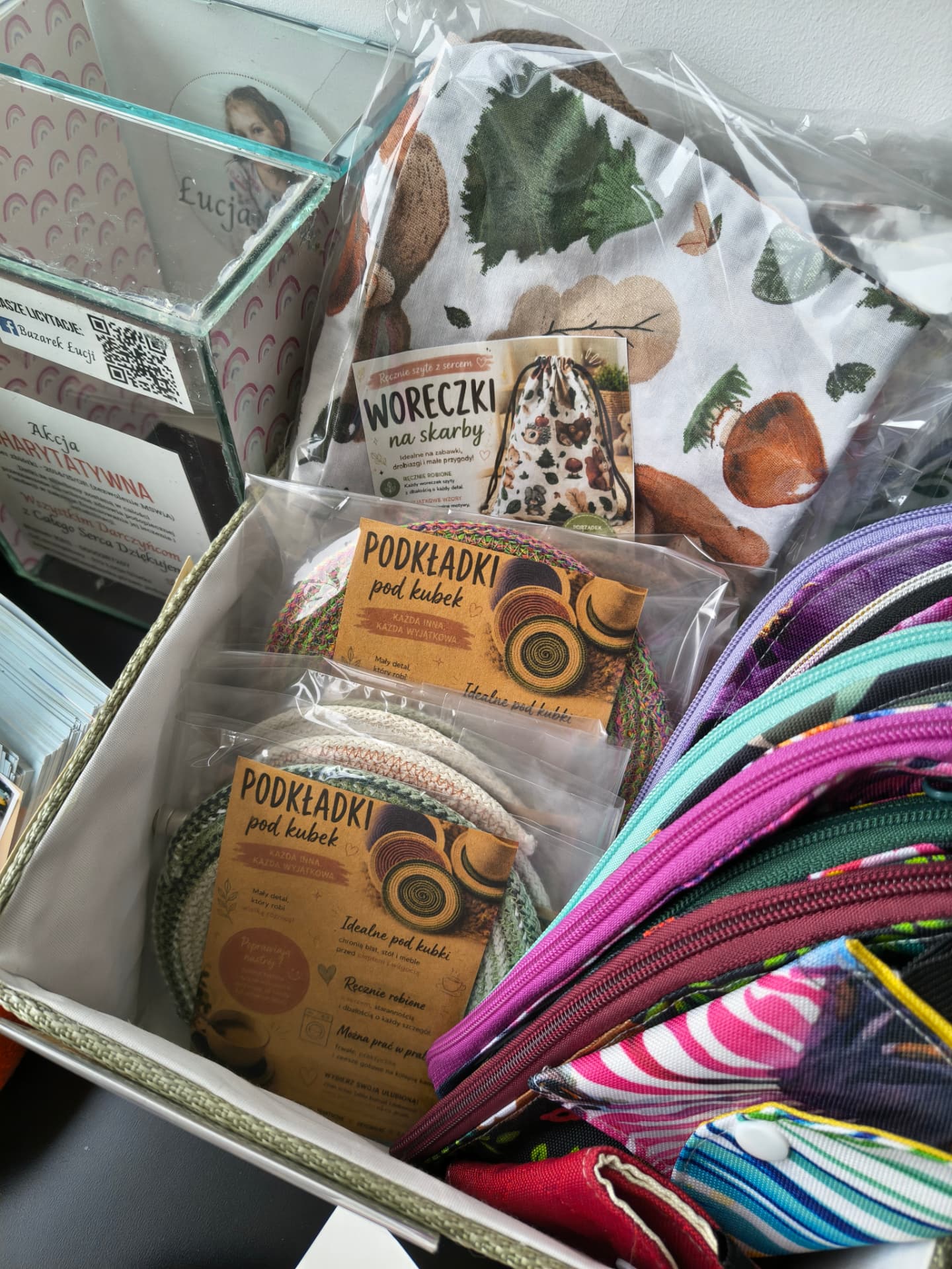 Drobiazgi dostępne przy puszce wsparcia dla Łucji